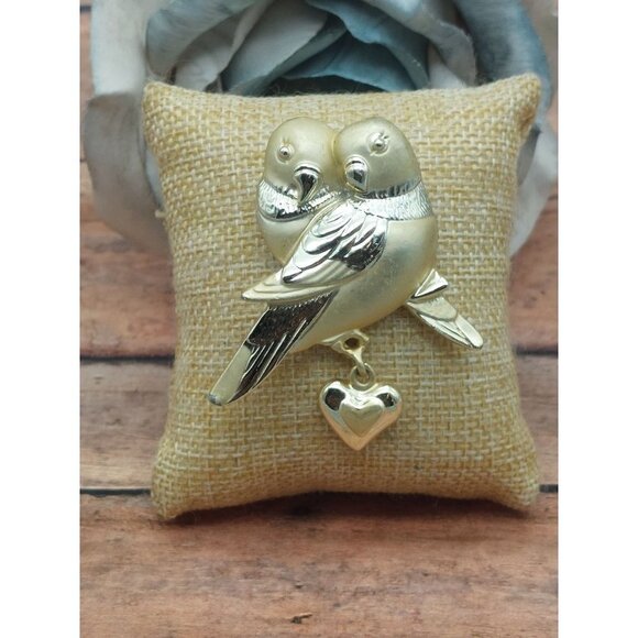 Vintage AJC Brooch Love Birds Brushed Gold Tone Dangle Heart Mid Century Signed - Picture 4 of 15